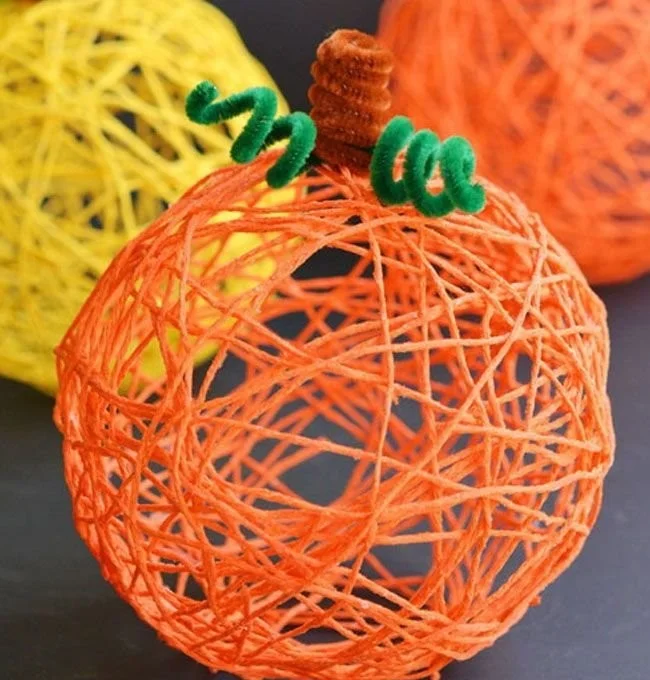 How to Make Yarn Pumpkins Using Balloons